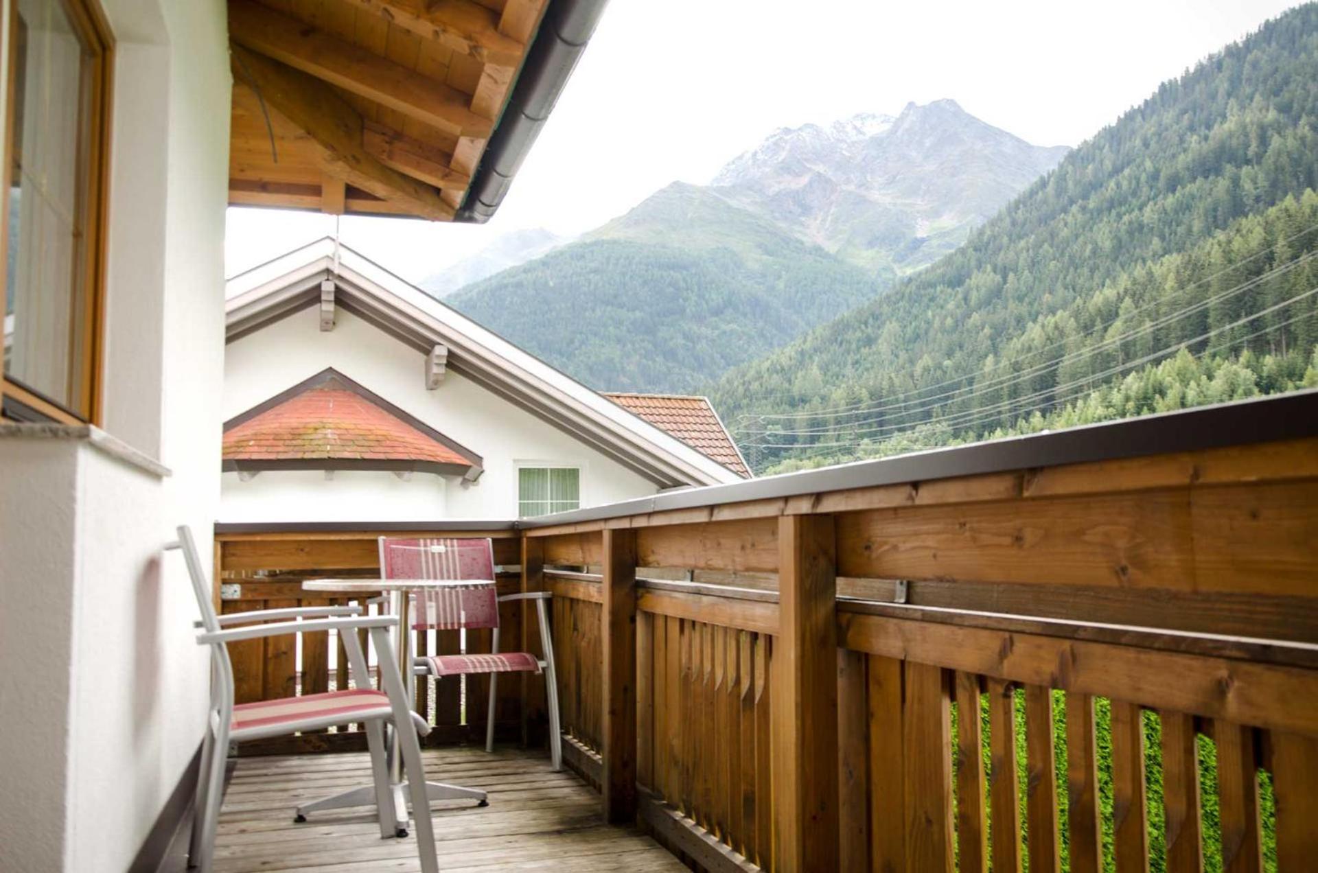 Haus Alpin Apartments Pettneu am Arlberg Bagian luar foto